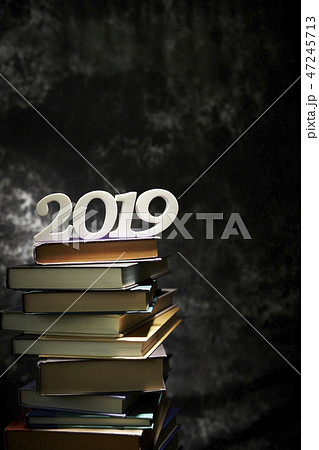 積み上げられた本の上の2019の数字 47245713