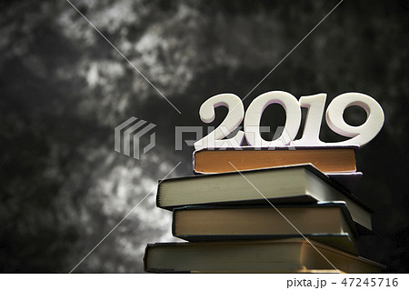 積み上げられた本の上の2019の数字 積み上げられた本の上の2019の数字 47245716