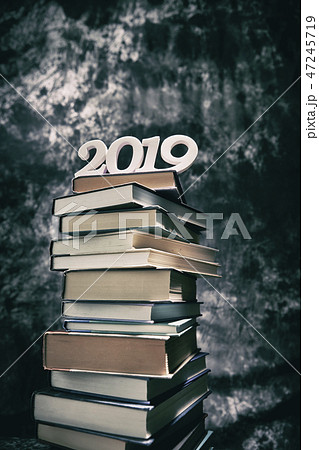 積み上げられた本の上の2019の数字 積み上げられた本の上の2019の数字 47245719