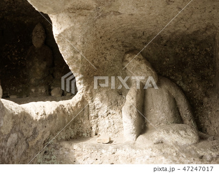 横穴の壁面に彫られた石仏（長岡百穴古墳、宇都宮、栃木、2019年） 47247017