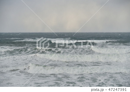 北海道上ノ国町で大しけの日本海の冬景色を撮影 47247391