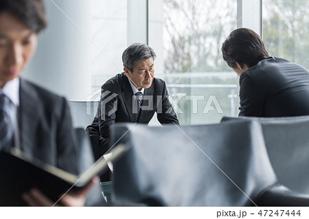 ビジネスマン、相談、社長、オフィスビル、エントランス、打ち合わせ 47247444