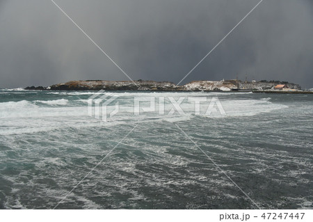 北海道江差町鴎島と大しけの日本海の冬景色を撮影 47247447