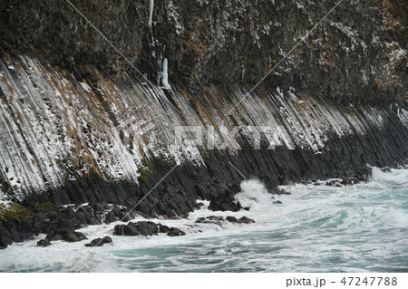 北海道乙部町鮪の岬で凍てつく柱状節理と大しけの日本海の冬の風景を撮影 北海道乙部町鮪の岬で凍てつく柱状節理と大しけの日本海の冬の風景を撮影 47247788