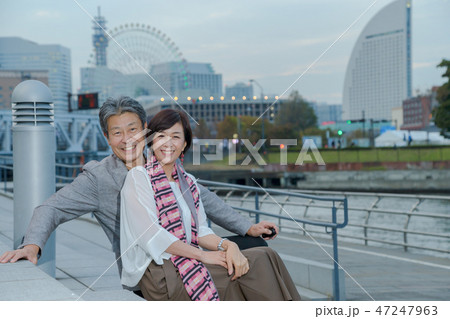 夫婦旅行－夕暮れの横浜 大型客船 像の鼻パーク周辺にて 47247963