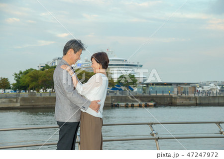 夫婦旅行－夕暮れの横浜 大型客船 像の鼻パーク周辺にて 47247972