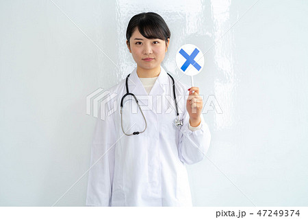 若い女性　医者　マルバツ　不正解 47249374