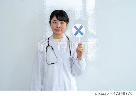 若い女性 医者 マルバツ 不正解 若い女性 医者 マルバツ 不正解 47249376