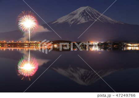 【山梨県】富士山と河口湖冬花火 【山梨県】富士山と河口湖冬花火 47249766