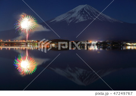 【山梨県】富士山と河口湖冬花火 【山梨県】富士山と河口湖冬花火 47249767