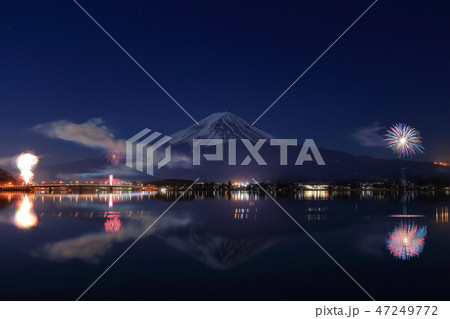 【山梨県】富士山と河口湖冬花火 【山梨県】富士山と河口湖冬花火 47249772