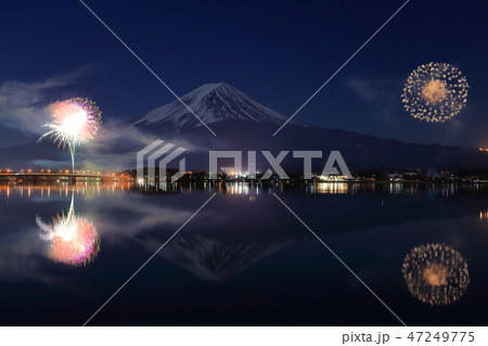 【山梨県】富士山と河口湖冬花火 【山梨県】富士山と河口湖冬花火 47249775