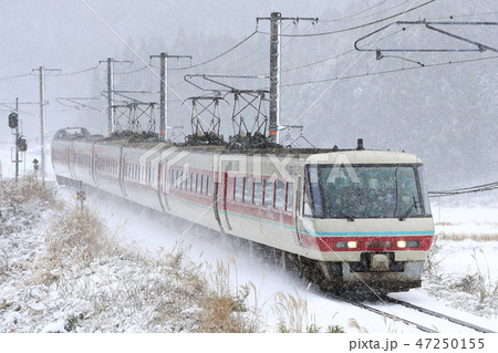 雪景色の伯備線を走る特急「やくも」 47250155