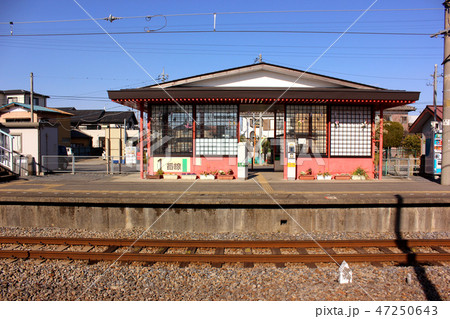 2番線ホームから見た成田線香取駅の駅舎(1) 47250643