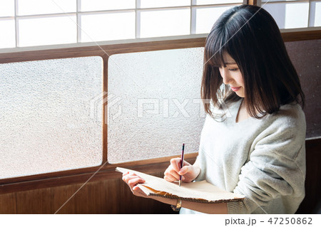古民家でスケッチする若い女性 47250862