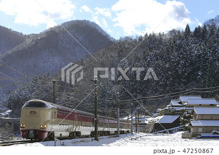 雪景色の伯備線を走るサンライズ出雲 47250867