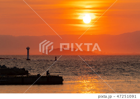 真名瀬漁港の夕日(葉山から江の島方面) 真名瀬漁港の夕日(葉山から江の島方面) 47251091