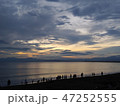 日の入りを待つ人たち 47252555