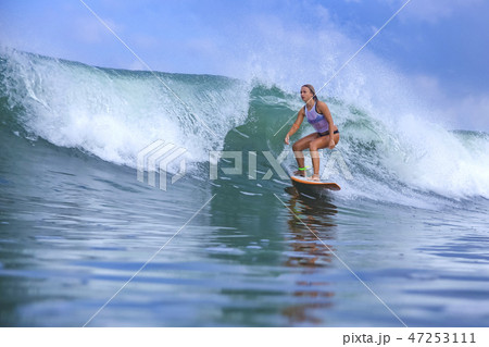Woman surfing 47253111