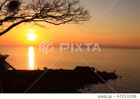 夕焼けの湖面 47253209