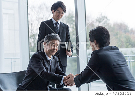 ビジネスマン、握手、取り引き、社長、オフィスビル、エントランス、打ち合わせ 47253515
