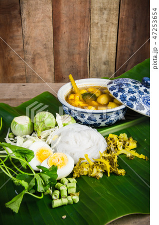 Local Rice vermicelli and curry sauce with vegetab 47253654