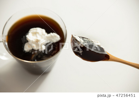 コーヒーゼリーを食べる 47256451