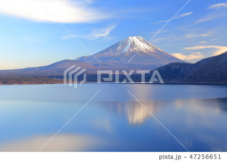 山梨県 本栖湖逆さ富士の夕景の写真素材