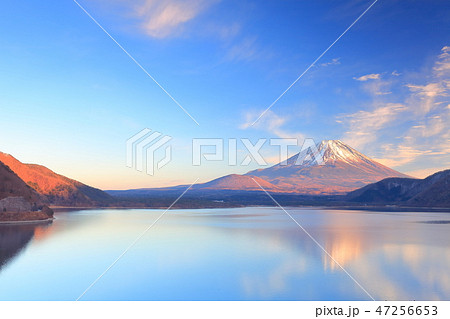 山梨県 本栖湖逆さ富士の夕景の写真素材