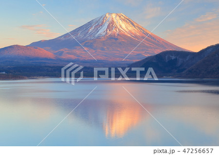 山梨県 本栖湖逆さ富士の夜景の写真素材