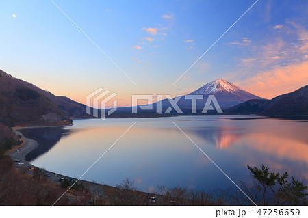 山梨県 本栖湖逆さ富士の夜景の写真素材