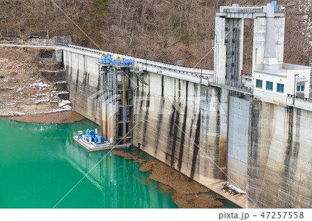 栗駒ダムとエメラルドグリーンの栗駒湖 栗駒ダムとエメラルドグリーンの栗駒湖 47257558