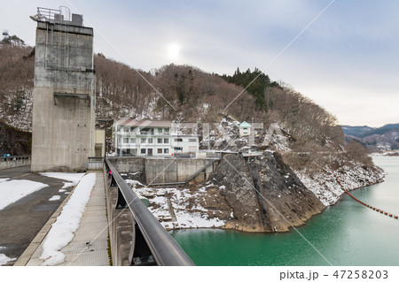 冬の栗駒ダムとエメラルドグリーンの栗駒湖 冬の栗駒ダムとエメラルドグリーンの栗駒湖 47258203