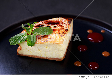 classic New York cheesecake, traditional dessert 47258342