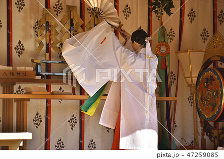 厄除け神社 神楽を舞う巫女さんの後姿 厄除け神社 神楽を舞う巫女さんの後姿 47259085