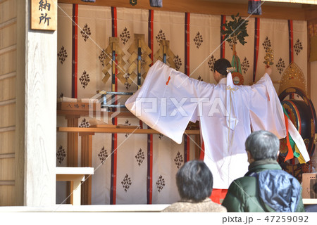 厄除け神社 神楽を舞う巫女さんの後姿 厄除け神社 神楽を舞う巫女さんの後姿 47259092