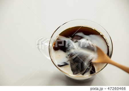 コーヒーゼリーにクリームを混ぜる コーヒーゼリーにクリームを混ぜる 47260466