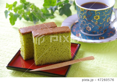 抹茶カステラとコーヒー　ティータイム　和菓子　抹茶　カステラ 47260576