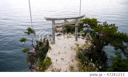 琵琶湖・竹生島神社の湖面に突き出た鳥居をくぐれば願いが叶う「かわらけ投げ」 47261252