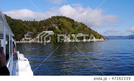 びわ湖遊覧船から竹生島港付近、三重塔、竹生島神社、宝厳寺をみる 47262339