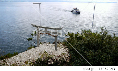 琵琶湖・竹生島かわらけ投げの鳥居と遊覧船 琵琶湖・竹生島かわらけ投げの鳥居と遊覧船 47262343