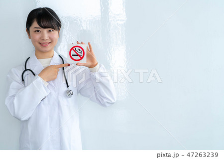 若い女性　医者　禁煙　勧める 47263239
