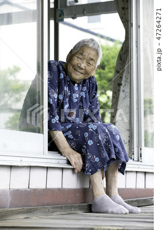 縁側に座るおばあちゃん 47264271