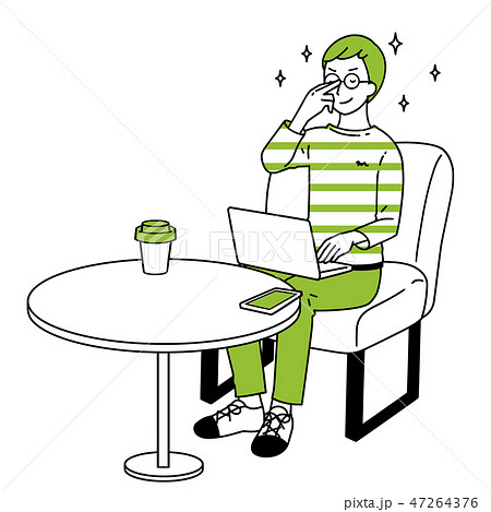 カフェでパソコン操作をする男性。 47264376