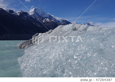 ニュージーランド、タスマン湖の氷河から崩れた氷塊と背景にマウントクック 47264387