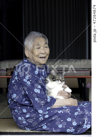 猫を抱くおばあちゃん 47264674