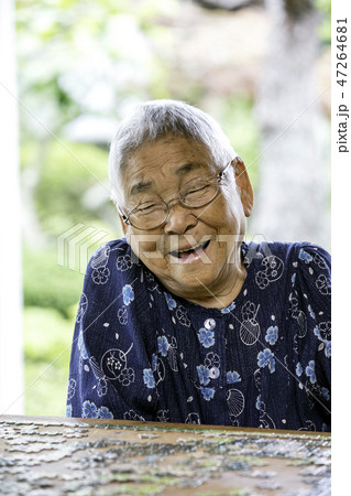 笑顔のおばあちゃん 47264681