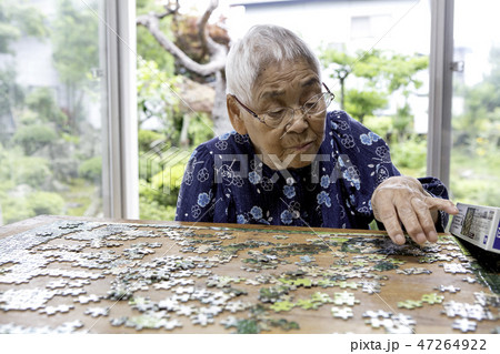 ジグゾーパズルをするおばあちゃん 47264922