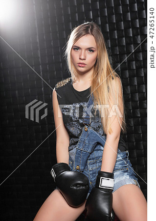 Beautiful young woman. 47265140