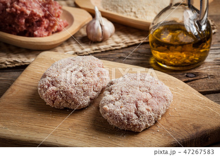 Preparation of ground chopper for frying. Preparation of ground chopper for frying. 47267583